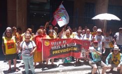 Aposentados(as) fizeram ato no Rioprevidência nesta terça (16/12)