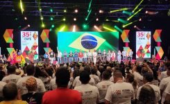 Cerimônia de abertura da CNTE em Brasília reuniu mais de dois mil profissionais de educação