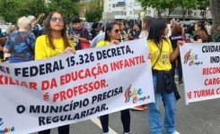 Docentes da Educação Infantil realizaram ato e passeata na Praia de Copacabana no dia 23/8